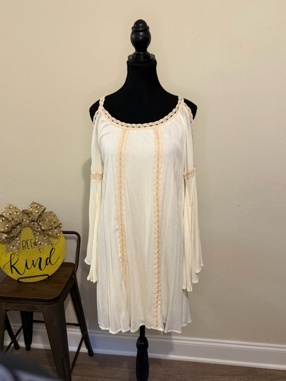 entro Cream Cold-Shoulder Crochet-Trim Boho Tunic